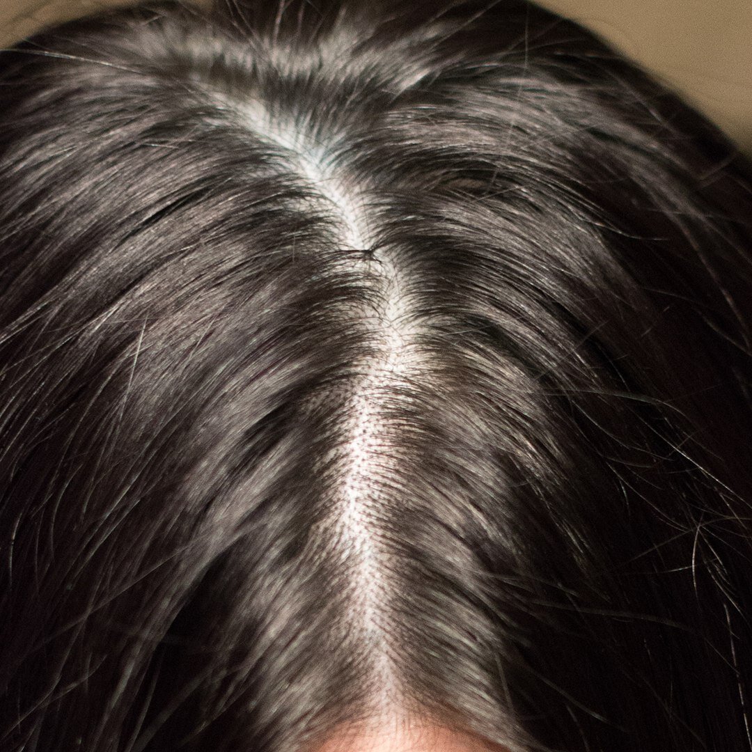 Прикорневая зона сразу после окрашивания, свет от люстры