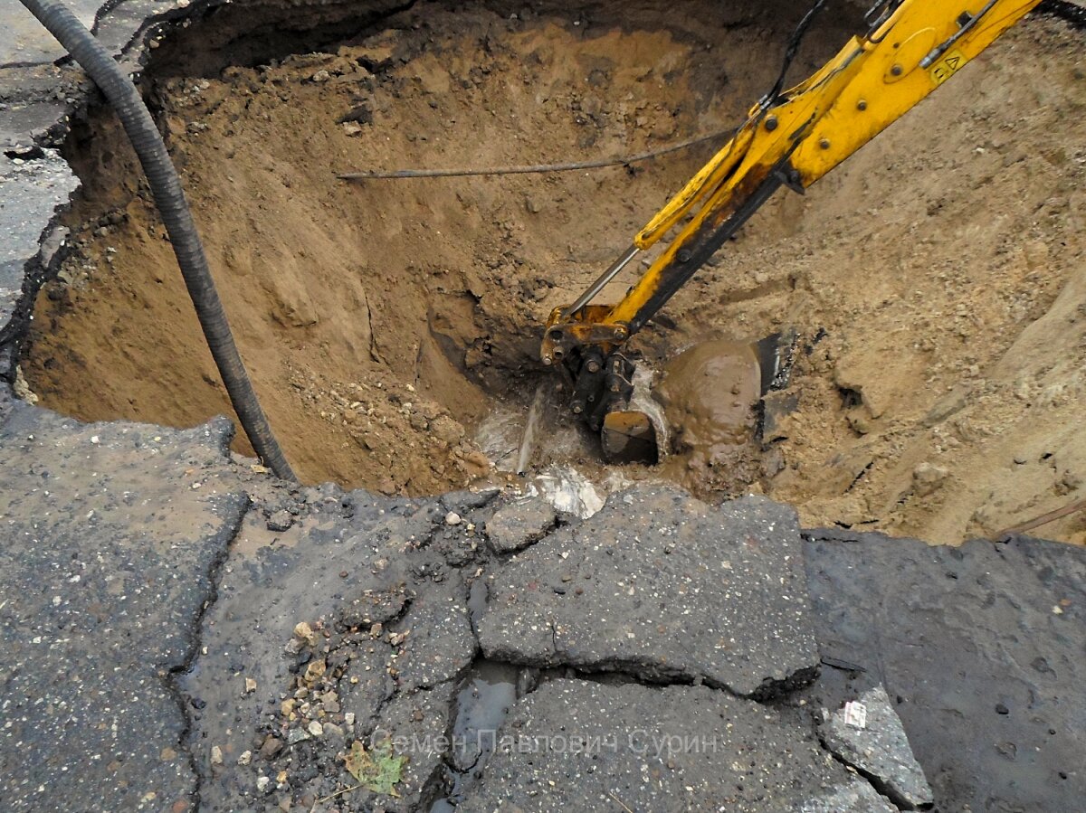 если присмотреться, виден фонтанчик из трубы