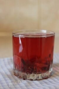 В кастрюлю с кипящей водой добавьте вишню.
 
 Потом черную смородину.
 
 После этого сразу же переложите в кастрюлю очищенную черешню.
 
 Осталось подготовить красную смородину. Очистите ее от веточек.
 
 В кастрюлю с ягодами засыпьте сахар и варите компот буквально пару  минут. Так вы сохраните витамины. А чтобы вкус получился более  насыщенным, дайте под крышечкой компоту настояться с полчаса.
 
 Уберите в холодное место компот из вишни. Отлично пить в жаркое время года.