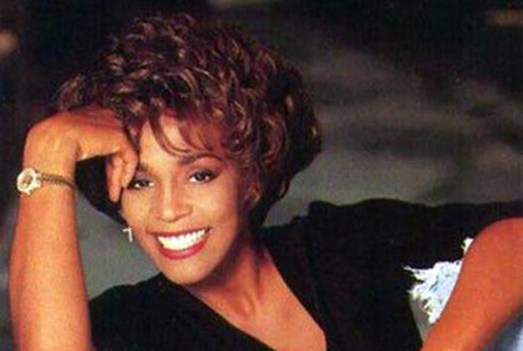 Уитни Хьюстон - американская поп-, соул- и ритм-энд-блюзовая певица, актриса, продюсер, фотомодель