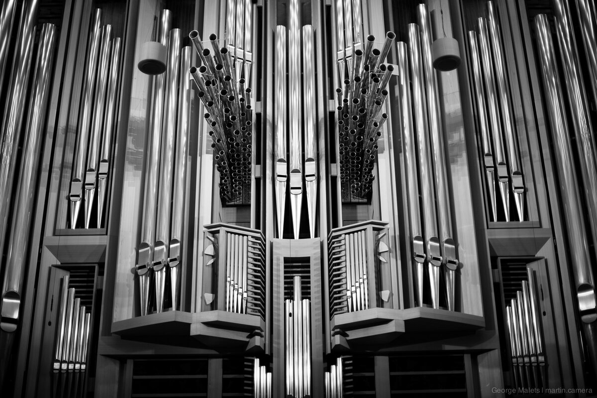 Всякая монотонность непереносима. Это, знаете, как иногда дети читают стихи - заученная долбёжка каждого слова с заученной же интонацией. Ну ладно, дети - тщеславная мамаша хочет сделать из ребенка очередную звезду и пихает его в топорные руки ближайшей театральной самодеятельности.  