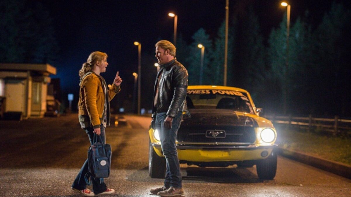 Не знаю, может так и было задумано, но дочка главного героя начала бесить меня сразу после того, как она  своим бесстыжим вредительством сорвала отцу важную гонку, и бесила вплоть до финальных титров. Очень странный персонаж, хотя вроде бы по сюжету является положительным.