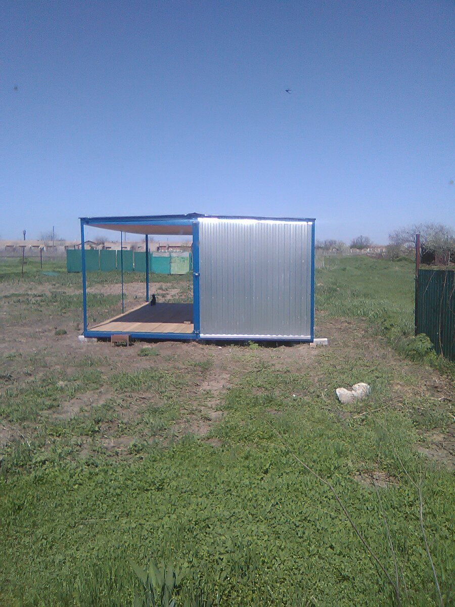 Бытовка, вид сбоку. Посередине скреплены бытовки большими болтами