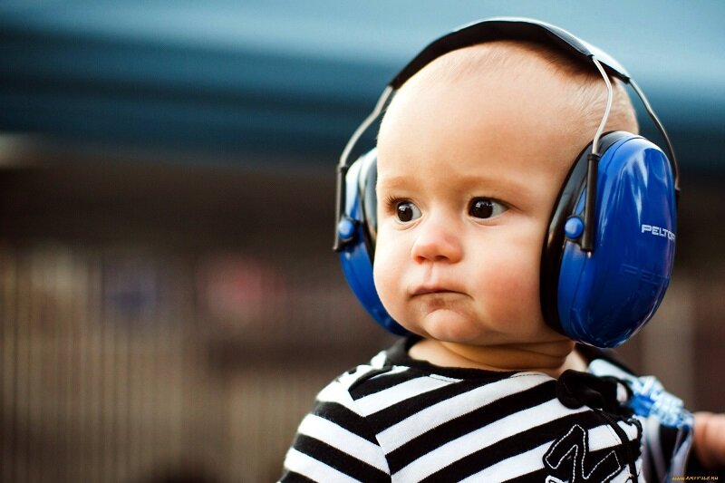 Ребенок в наушниках