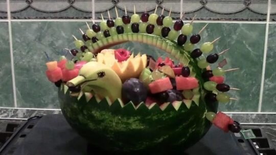 Как красиво украсить фруктами праздничный стол
