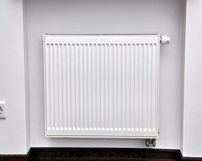 Панельный радиатор с нижним подключением.