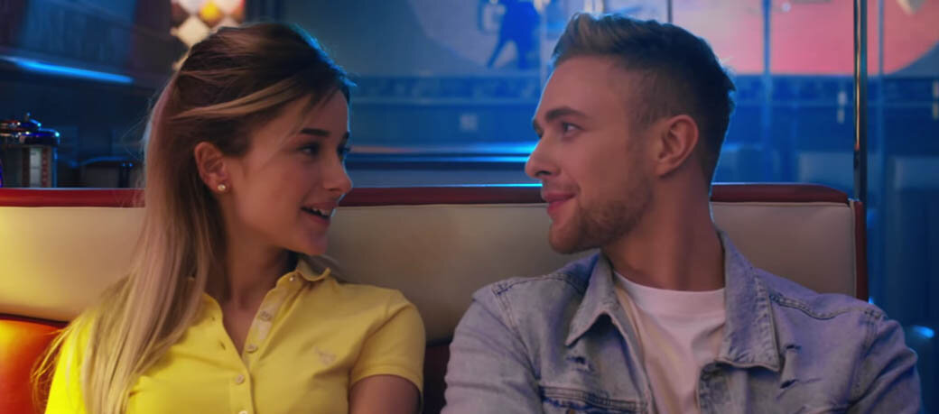 Разбудили мем. Девочка буди буди. Девочка буди буди. Зачем разбудили. Мариам пашаева в клипе будильник.