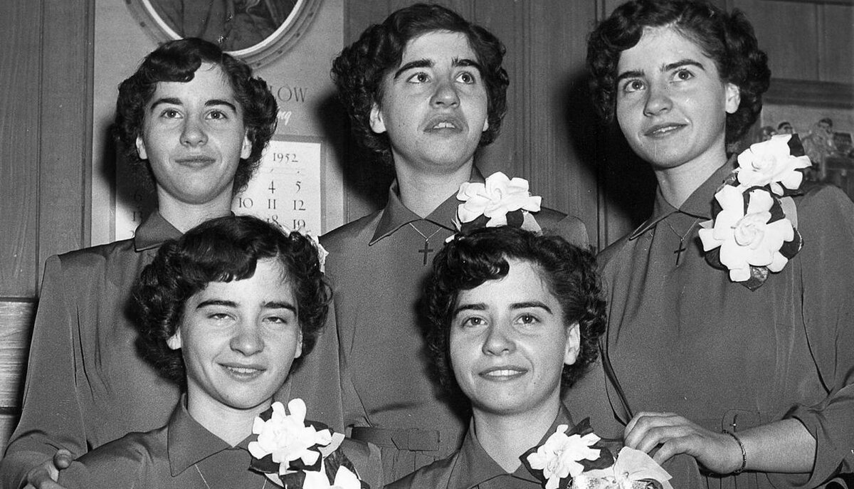 Близнецы 45 год. Близнецы выросшие. Близнецы викторианская эпоха. Фотосессия близняшек. Старые близнецы.