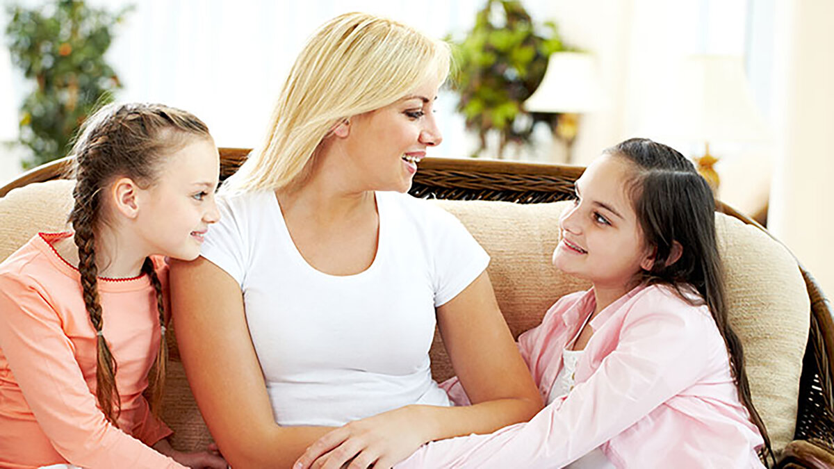 несколько мам. женщина с ребенком. женщина и дочь. подружки дети. мама и взрослые дети.