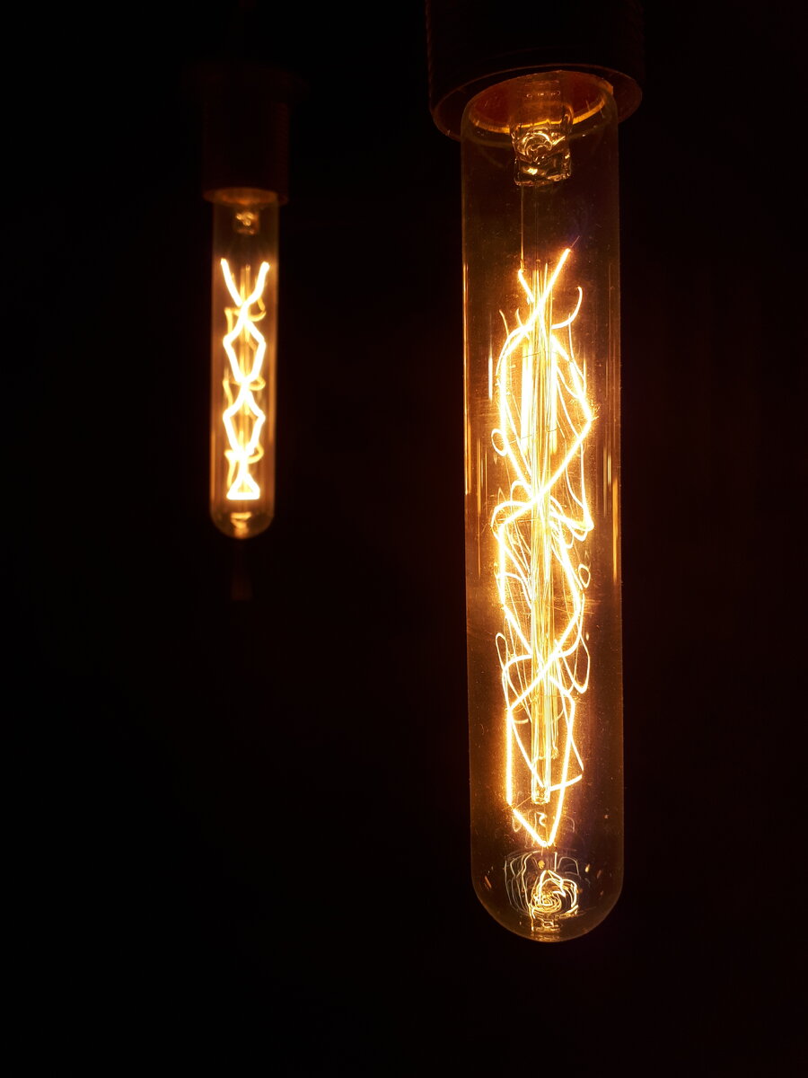 Пишу для особо тревожных, с любовью и заботой😇 Не волнуйтесь, я с вами🖐🏻 🍃
О чём и для чего нам тревога?
🍃
Тревога появляется в неизвестности, когда у нас есть ощущение множества равнозначных исходов, т.е отсутствие одного объекта.
В основе тревоги лежит большая энергия для решения конкретной проблемы.
В здором варианте воздействие из мира вызывает у нас возбуждение. Оно идет на две цели: понять, что не так и придумать, как исправить.
В случае с тревогой эта цепочка прерывается, и энергия начинает циркулировать внутри нас, постепенно увеличиваясь в силе.
Это происходит, потому что раздражитель продолжает действовать на организм. А тот в свою очередь считает, что ему не хватает сил и добавляет топлива
🍃
Зная как работает тревога у нас есть минимум три варианта борьбы с ней.
Назовем их так: механический, глубинный и реальностный.
💡Механический вариант лучше подходит при нехватки времени. Н.,за пять минут до выступления.
Он основан на приведении себя в состояние равновесия при помощи концентрации на ощущениях в теле.
📌Упражнение называется "Заземление"
Делается как стоя, так и сидя.
Максимально глубоко вдыхаем и выдыхаем. Погружаемся мысленно в тело и обращаем внимание на распределение веса.
Нам нужно найти позу, в которой будем чувствовать вес в стопах на 100%. Наша уверенность и спокойствие кроется в хороший опоре на стопы.
По времени делаем столько, сколько нужно.
💡Глубинный вариант полезен в ситуациях тревоги по одному и тому же поводу.Он основан на понимании причины тревоги.
📌Упражнение "Что страшного?"
Садимся и выписываем всё самое ужасное, что может произойти в этой ситуации.
Даем волю фантазии. Прописываем все цепочки от и до. Не стесняемся писать и глупые вещи.
По мере того, как будет разворачиваться понимание, могут произойти две вещи: ситуация станет комичной и придет спокойствие или найдется реальная причина тревоги и с ней уже можно будет разбираться.
🍃
Реальностный способ подходит для любой ситуации. Он основан на обращении к миру. Упражнение "Разуй глаза" Останавливаемся и смотрим внимательно на мир. Наша цель найти предметы двух типов: "Я тебя боюсь" и "Я чувствую от тебя поддержку". Это поможет понять и почувствовать мир. Теперь мы четко знаем от чего стоит держаться подальше, а к чему поближе. Появляется конкретика, а вместе с ней и спокойствие. 
🍃
Поздравляю, теперь вы знаете три легких способа борьбы с тревогой🎉
Не забываем ставить❤ за пользу и задавать вопросы🙌🏻





