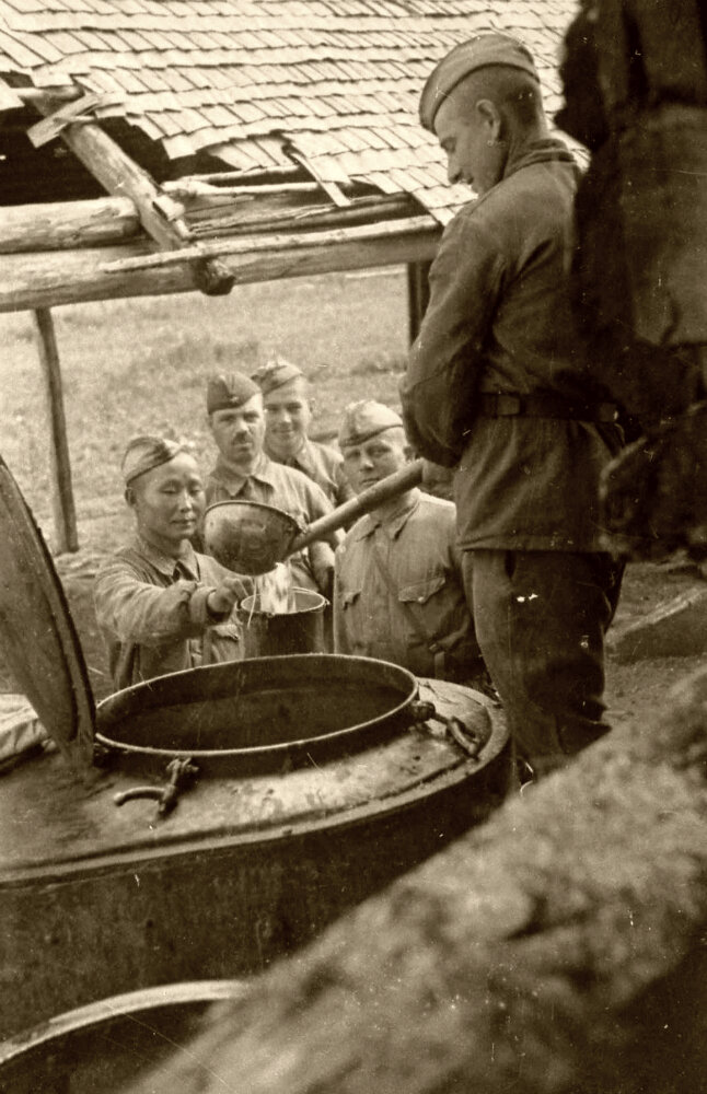 Раздача пищи красноармейцам полевой кухней на Калининском фронте. 1942 г.