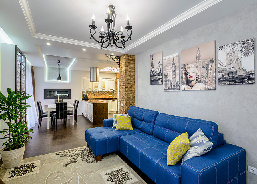 Гостиная-кухня-столовая. Площадь — 35,4 м². Вид на зону гостиной. Диван — Costa Bella (Россия). Скульптурный ковер — салон Bason (Новосибирск)