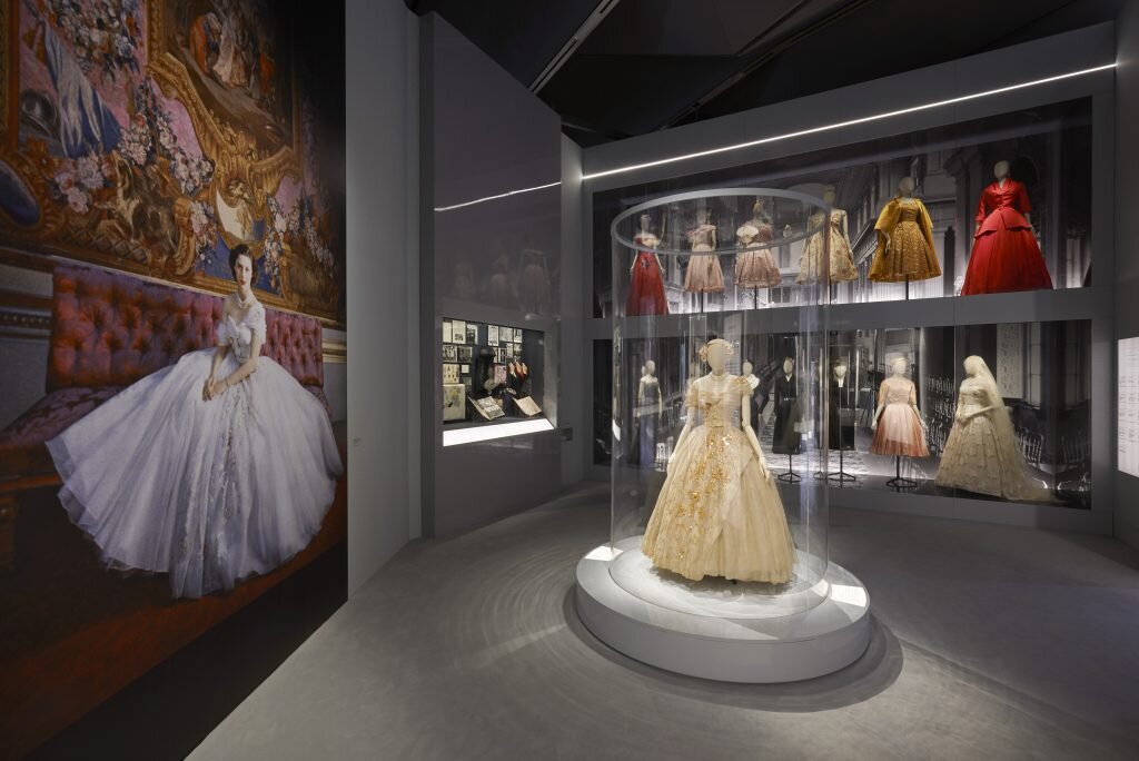      V&A_Christian Dior Designer of Dreams exhibition_Dior in Britain section (c) ADRIEN DIRAND 