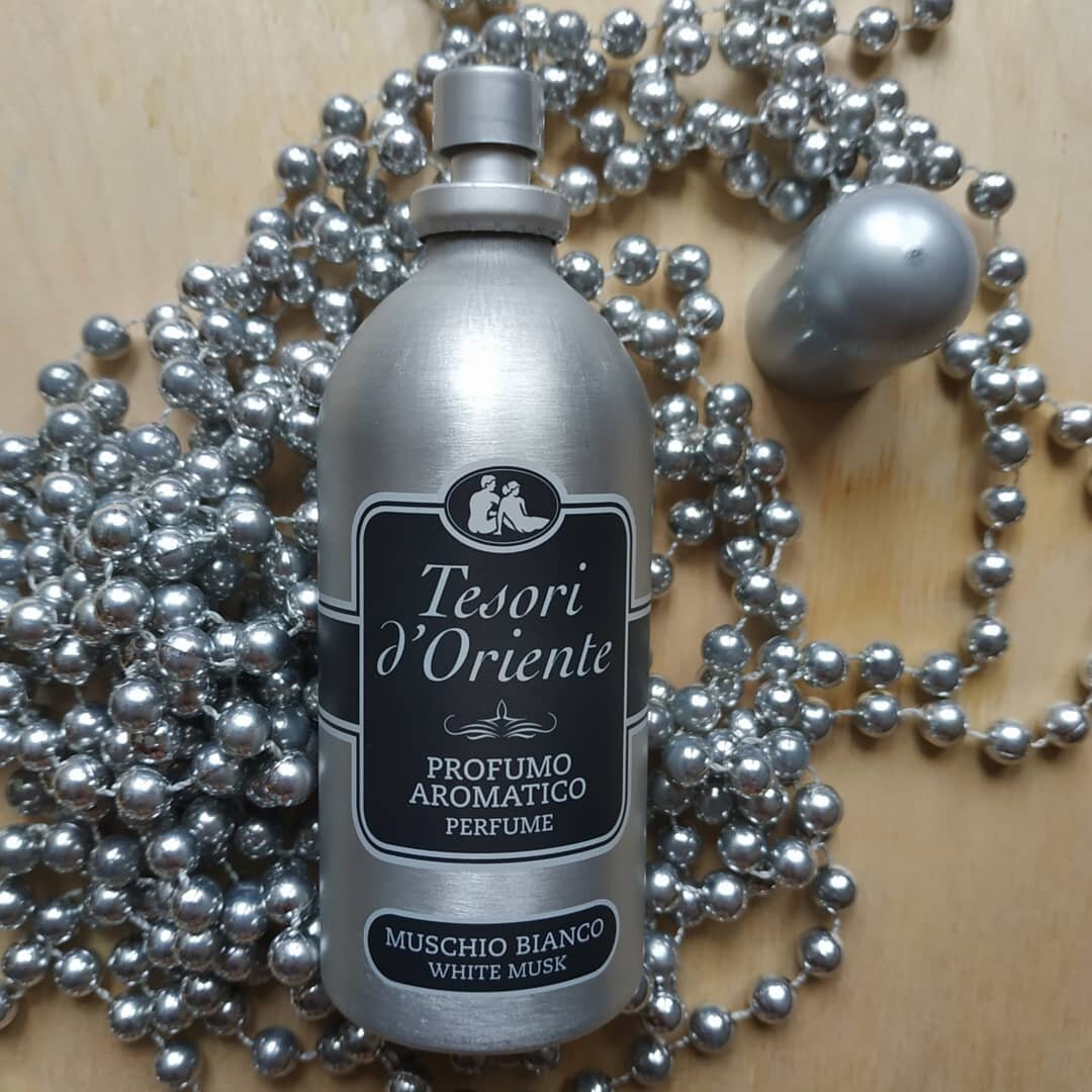 Лично для меня, точнее всего "чистота свежевыстиранного белья" ассоциируется с всего с белоснежной рубашкой или майкой, которая уже высохла и ее можно надеть на голое тело. Некий символ свежести! 