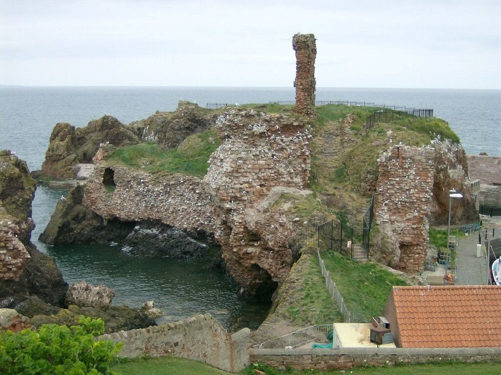 Замок Данбар в виде живописных руин (первая половина XXI века)