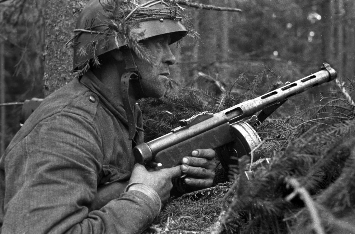 Финский солдат ПП "Суоми" 1944 г.