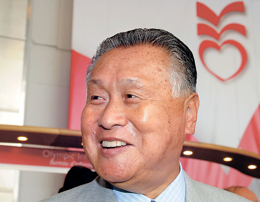  Есиро Хатано написал исследовательскую работу о пользе ходьбы, которая стала основой для создания первого электронного измерителя количества шагов. Этот уникальный в своем роде гаджет назывался Manpo-Kei, что по-японски дословно можно перевести как «измеритель 10 000 шагов». 