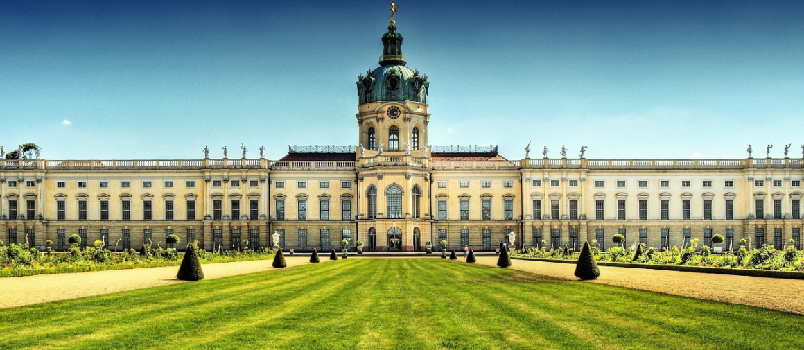 Дворец построен в начале XVIII века в стиле барокко и выделяется своим куполом высотой 48 м со статуей Фортуны наверху. 