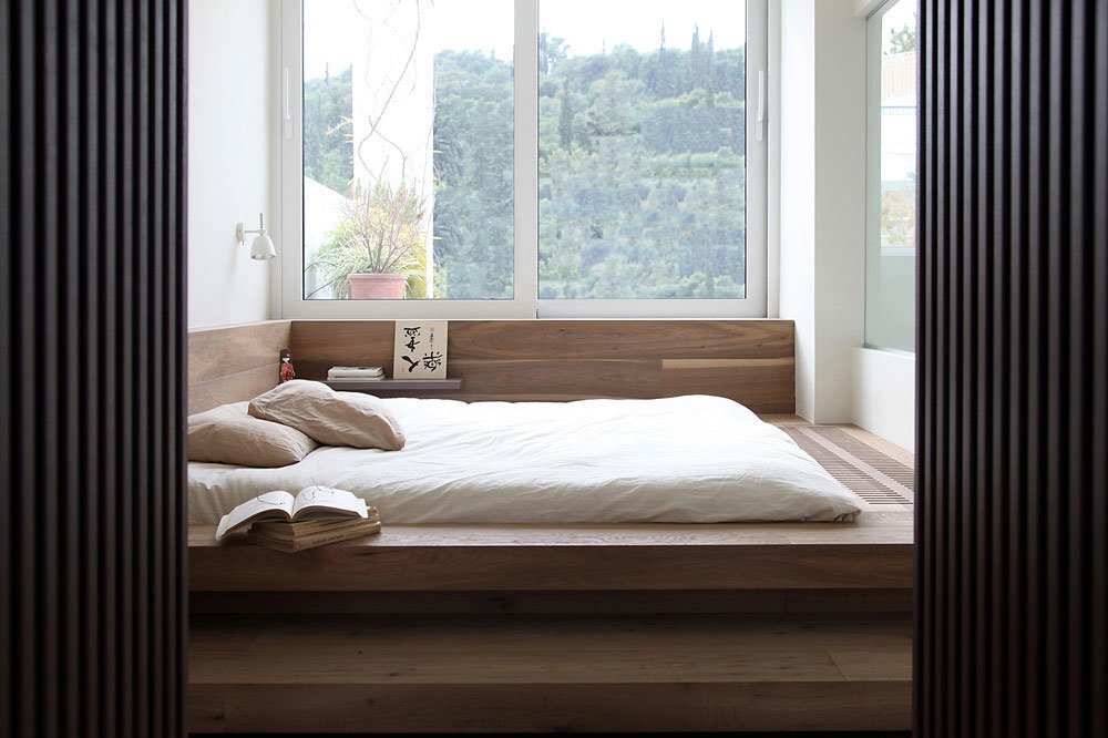 Кровать у окна (75 фото)
