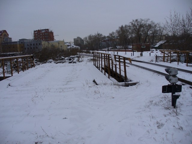 
Живые еще мосты горветки в районе пл. Серова. Справа – действующий мост. Прямо – мост с разобранными путями.
