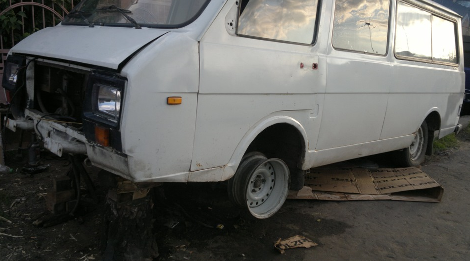 (именно такой вид был у РАФ-2203 первоначально) 
