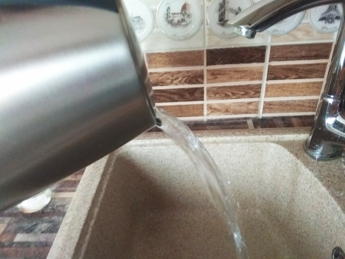 Выливаем дважды кипяченую воду в раковину и наливаем свежей воды! 