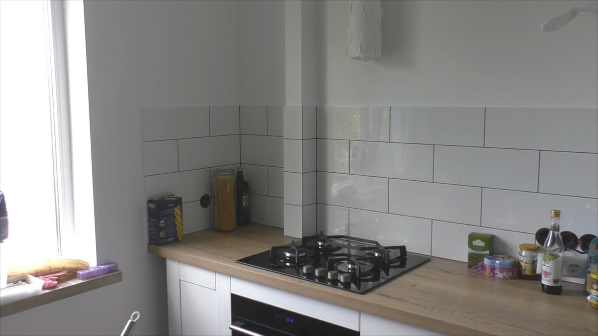 Куда деть газовую трубу на кухне