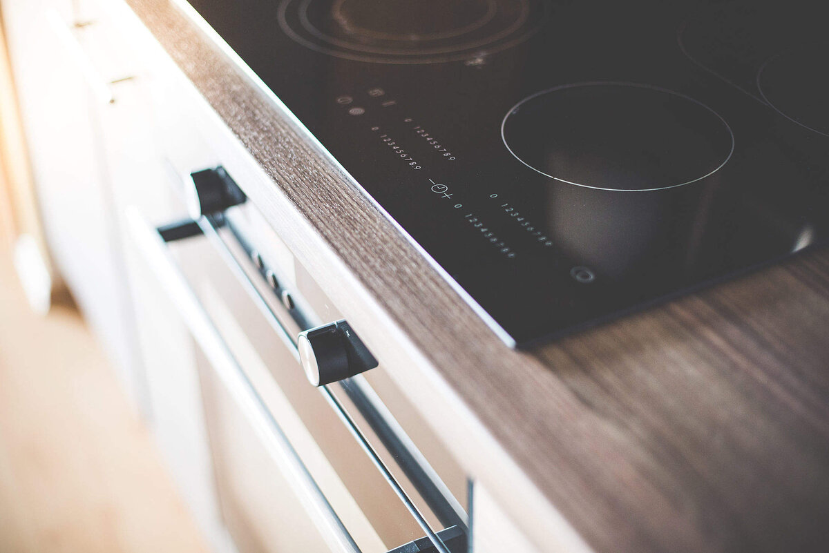 Стоит отдельно отметить столешницы из натурального дерева, они всегда в моде