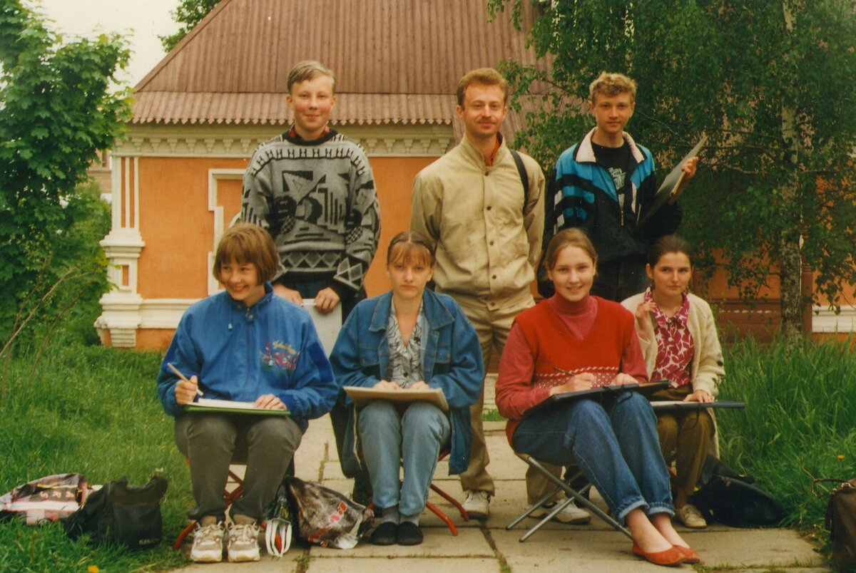 Андрей Владимирович и мои одноклассники  на летнем пленэре. Крайняя справа - я.