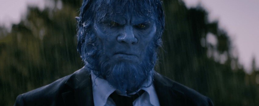 90-е годы. Ксенофобия окончательно побеждена: мутантов никто не притесняет, Люди Икс — кумиры молодёжи, а Ксавьер почти на «ты» с президентом США. Даже Магнето амнистировали и отпустили вместе с Братством строить утопию на отдалённом острове. Чего ещё желать?Но идиллии резко настаёт конец, когда во время очередной миссии юная Джин Грей попадает под воздействие загадочной космической аномалии. Из-за этого и без того огромные псионические способности девушки многократно усиливаются, а контролировать их она уже не в состоянии. Лучшая ученица Ксавьера становится угрозой и для своих друзей, и для всего человечества.У молодых мутантов хронометража не так уж много, но совсем бесполезных персонажей нетПосле увольнения Сингера постановщиком назначили Саймона Кинберга, давнего сценариста и продюсера франшизы, что вызвало у зрителей оправданное беспокойство. Во-первых, насколько известно, никакого режиссёрского опыта у него не было, а речь всё-таки идёт о последнем, то есть самом важном фильме о Людях Икс — разумно ли доверять его новичку? Ну а во-вторых, первым вкладом Кинберга в серию стал сценарий ко всё той же «Последней битве», за что автор даже извинился перед фанатами комиксов. В общем, кредит доверия у режиссёра был минимальным. Но надо признать, что для дебютанта он справился более чем достойно.Пожалуй, никогда ещё Зверю не уделялось столько внимания«Тёмный феникс» кажется очень цельной картиной, особенно на контрасте с «Апокалипсисом». В ней сведено к минимуму всё лишнее и сделан упор на две главные составляющие — экшен и драму. Даже юмора, которым по умолчанию должен быть заполнен каждый современный кинокомикс, в фильме почти нет: всего полторы хохмы на два часа. Это, конечно, не «Логан» с его безысходностью, но тон выбран предельно серьёзный, что оправдано самой историей. Ведь в центре сюжета вчерашний ребёнок в состоянии нервного срыва — Джин со всеми её проблемами явно не до шуток.Драма отлично работает, хотя это заслуга не столько Кинберга-сценариста, сколько Кинберга-режиссёра: в «Тёмном фениксе» основной состав играет едва ли не лучше, чем во всех предыдущих частях. Касается это в первую очередь Джеймса Мак-Эвоя и Николаса Холта. Всё-таки у Фассбендера и раньше хватало эмоциональных сцен, а вот этим двум дали как следует развернуться именно здесь. Поскольку Джин Грей мы толком узнать не успели, её трагедию отчасти раскрывают именно через Ксавьера и Зверя, их оценки и реакции.