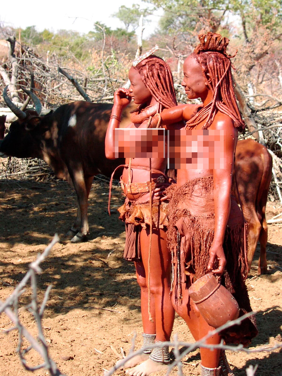 Химба женщины в их традиционной одежде. Они часто выживают, заботясь о рогатом скоте, овцах и козах© Кристоф Малецкий