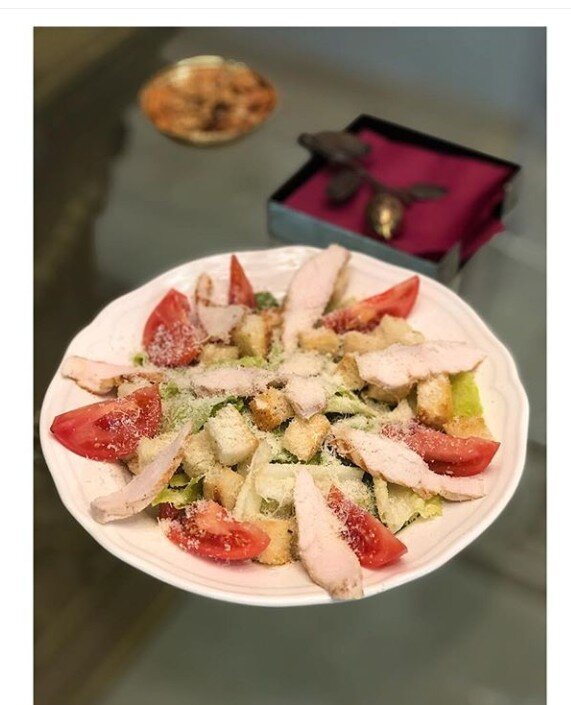 Долгое время искала рецепт действительно вкусного салата «цезарь» и, наконец, я его нашла🥳 Самое крутое в нем- это заправка. В ней нет сырых яиц, она не на покупном майонезе, имеет отличную консистенцию и яркий вкус👍
Для заправки:
3 маринованных анчоуса (я купила маленькую баночку, думаю, что спокойно простоит в холодильнике долгое время, хотя с таким рецептом она будет задействована не редко, чувствую)
Большой зубчик чеснока
Столовая ложка зернистой горчицы (у меня махеевь, очень люблю ее)
2 варенных вкрутую желтка
Щепотка соли и перца
2-3 ст.л. оливково масла 
1/3 лимонного сока
Все поместить в миску и хорошо растереть в кашицу ложкой или вилкой. 
Для салата:
Если вариант с курицей, то обжариваем грудку на гриле (соль/перец по вкусу)
Листья салата «Романо» 🥬 
Помидор (можно Черри, можно обычный, хотя в правильном салате не используют их, но мне без них салат не нравится)
Пармезан (натереть в порошок)
Сухари (только не кладите сухари по типу «кириешки», это какое-то извращение 😭 обычный белый багет или батон нарезать, сбрызнуть маслом (растительное, оливковое) посыпать чесночной пудрой и сушенными травами, посолить и подрумянить в духовке до золотистого цвета👍 ) 
В большую миску кладём рванные листья салата Романо, туда же соус, хорошенечко смешиваем, выкладываем на тарелку, сверху кладём сухари, по краю тарелки тонкие слайсы курицы, помидоры и все посыпаем пармезаном. Вкусно🥳