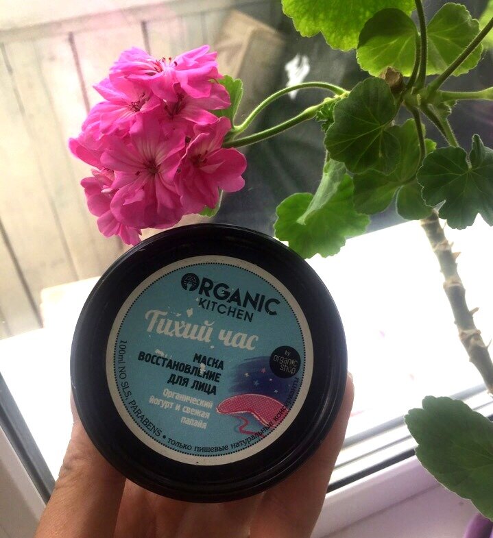 В баночке 100 мл. – этого объема хватает действительно на долго, а стоимость не выше 85 р. (покупаю в магазине косметики “Супер Маг” в г. Новосибирске). 