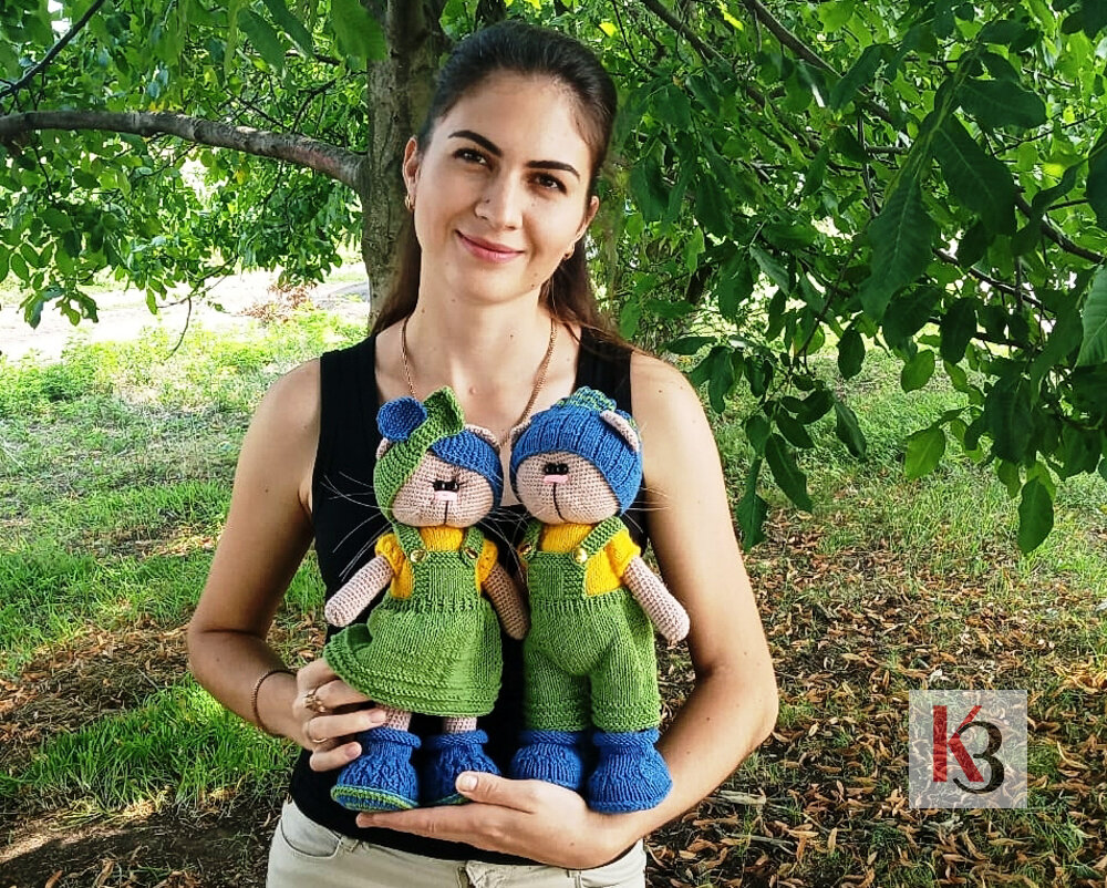 Надежда Быкова вяжет игрушки из хлопковой пряжи 