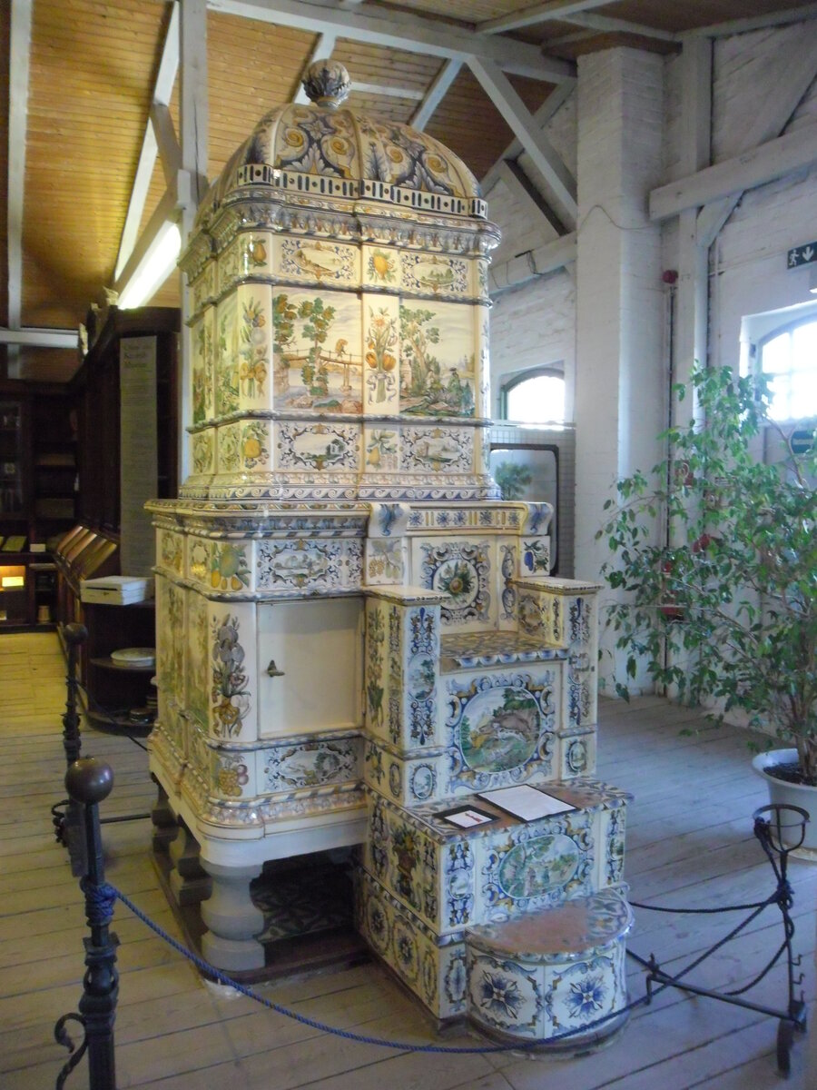 Изразцовая печь, трон. Музей г.Фелтен.