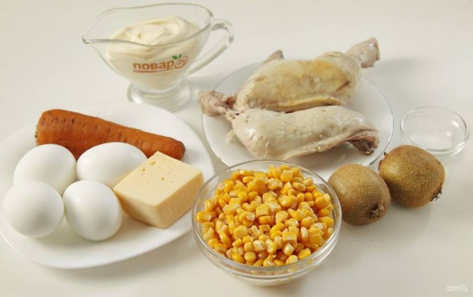 Подготовьте заранее все ингредиенты. Курицу заранее отварите в подсоленной воде. Отварите до готовности морковь, яйца сварите вкрутую.

