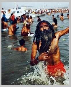 Индийцы моются в океане