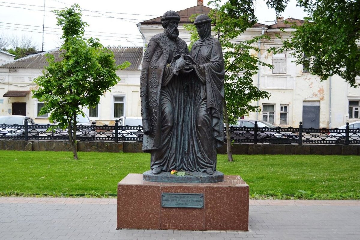Памятник Петру и Февронии в Туле
