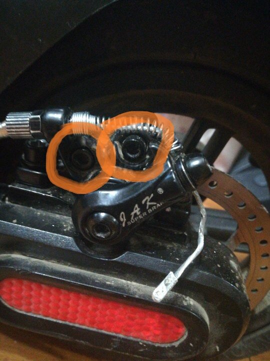 Это откручиваем, что бы снять противоположную часть(тормозной диск прижимается к ней)