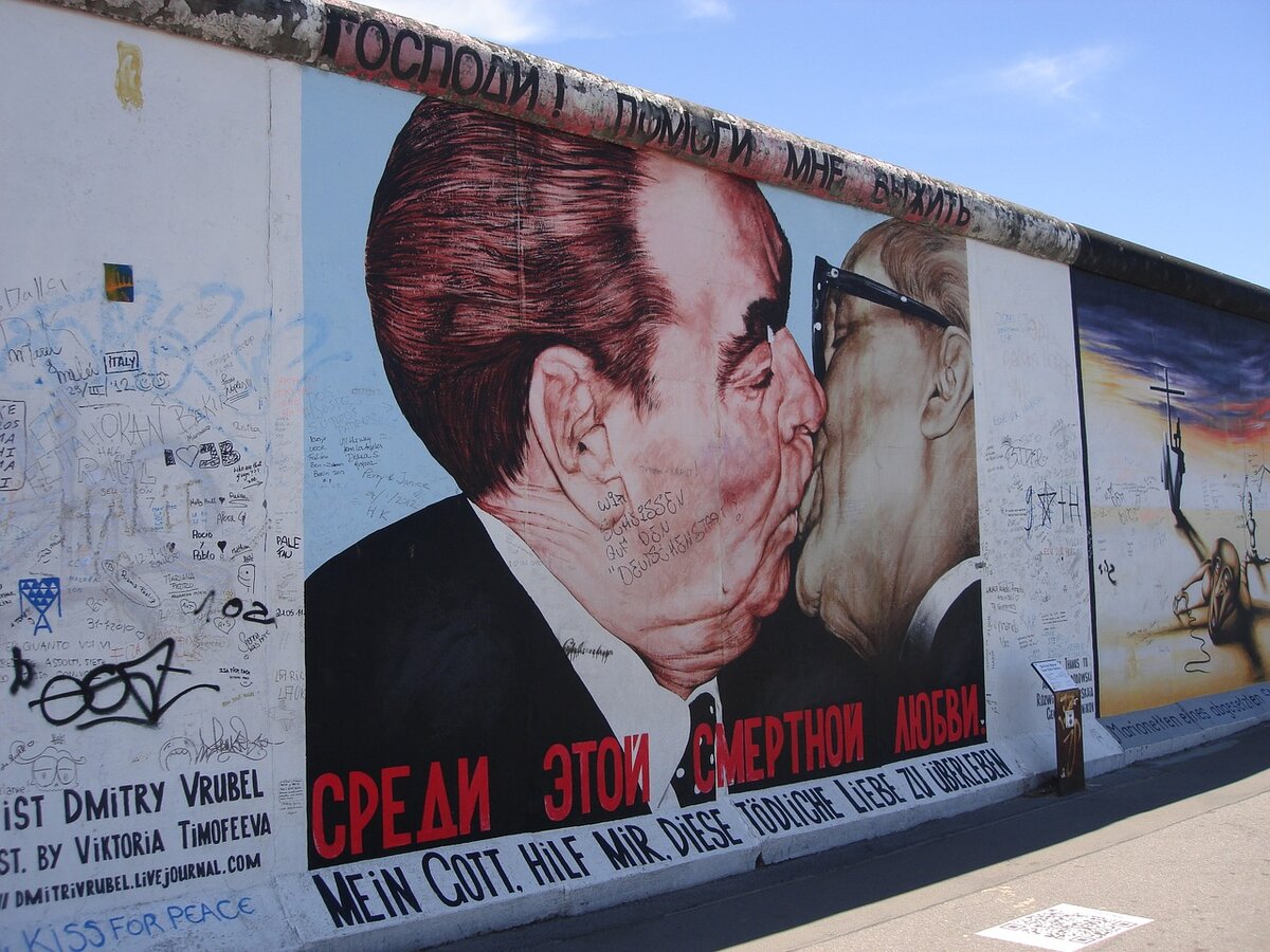 Брежнев и Хонеккер на Берлинской стене