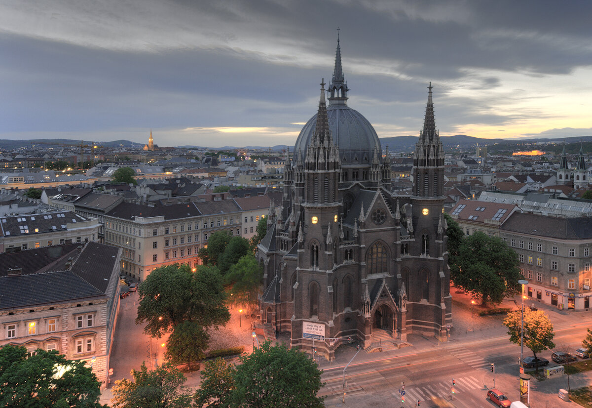 у подножия Альп находится ее столица город Вена