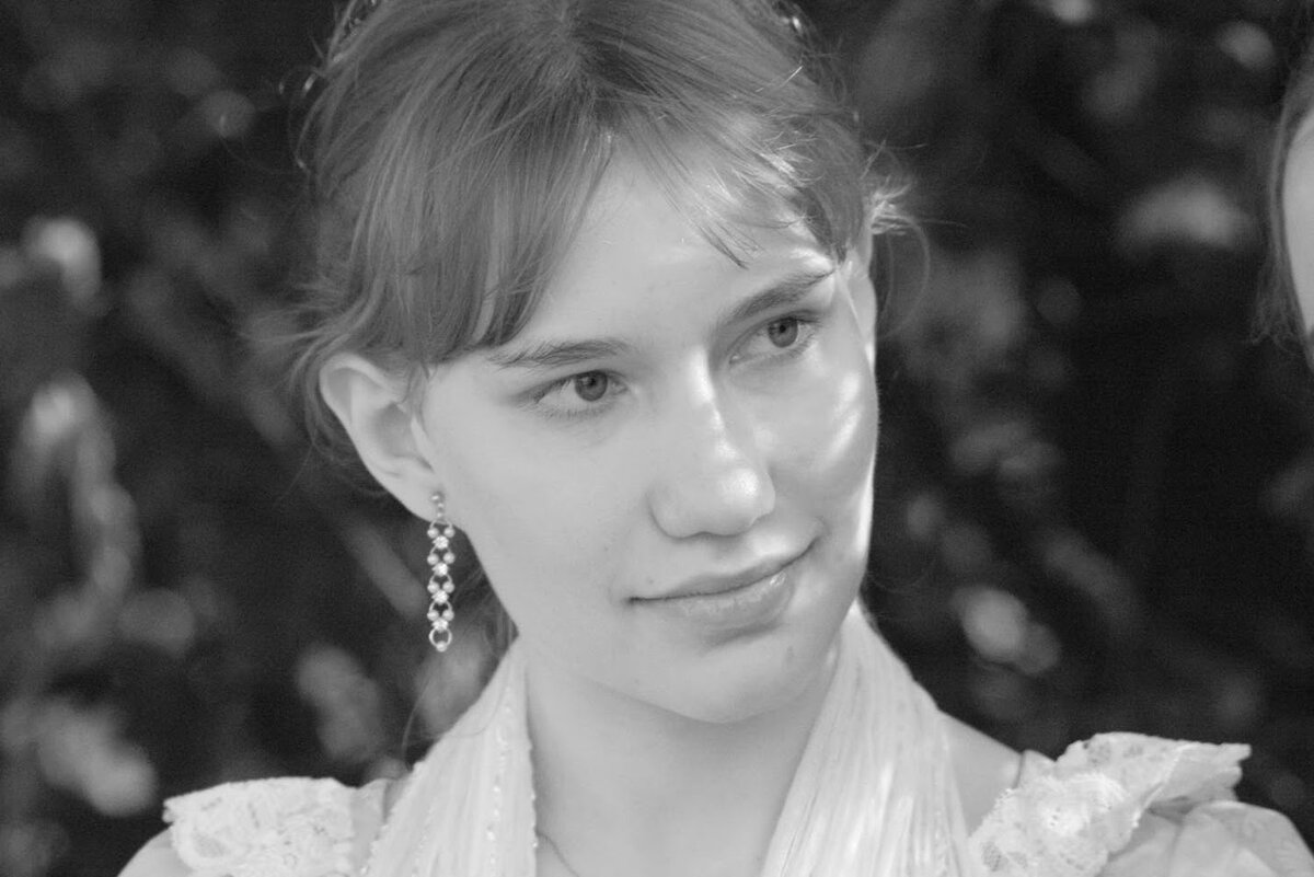 Немного как здесь. Хотя я не очень похожа на бабушку, я светловолосая, и у меня другое лицо, но иногда как будто я смотрю на себя, а вижу её