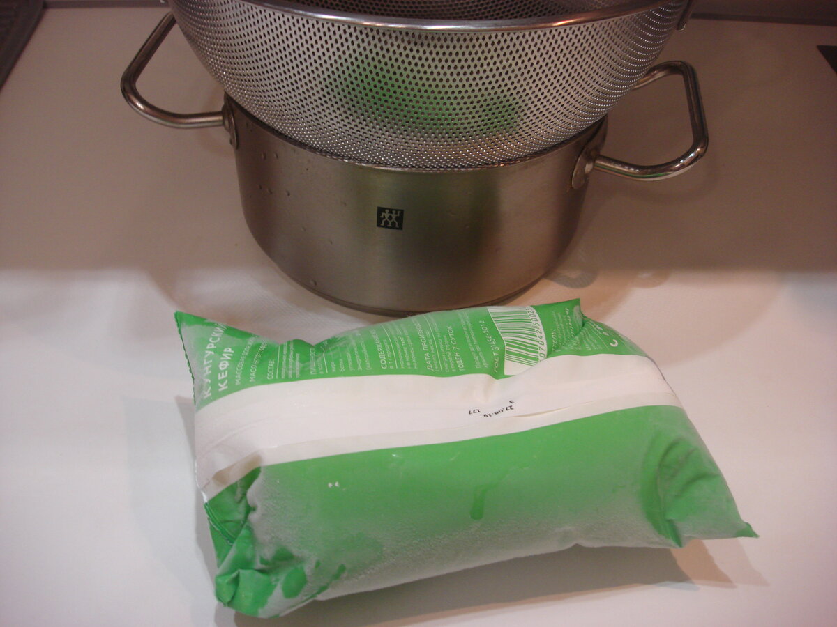 Фото сделано автором (застывший кефир, листайте вправо)