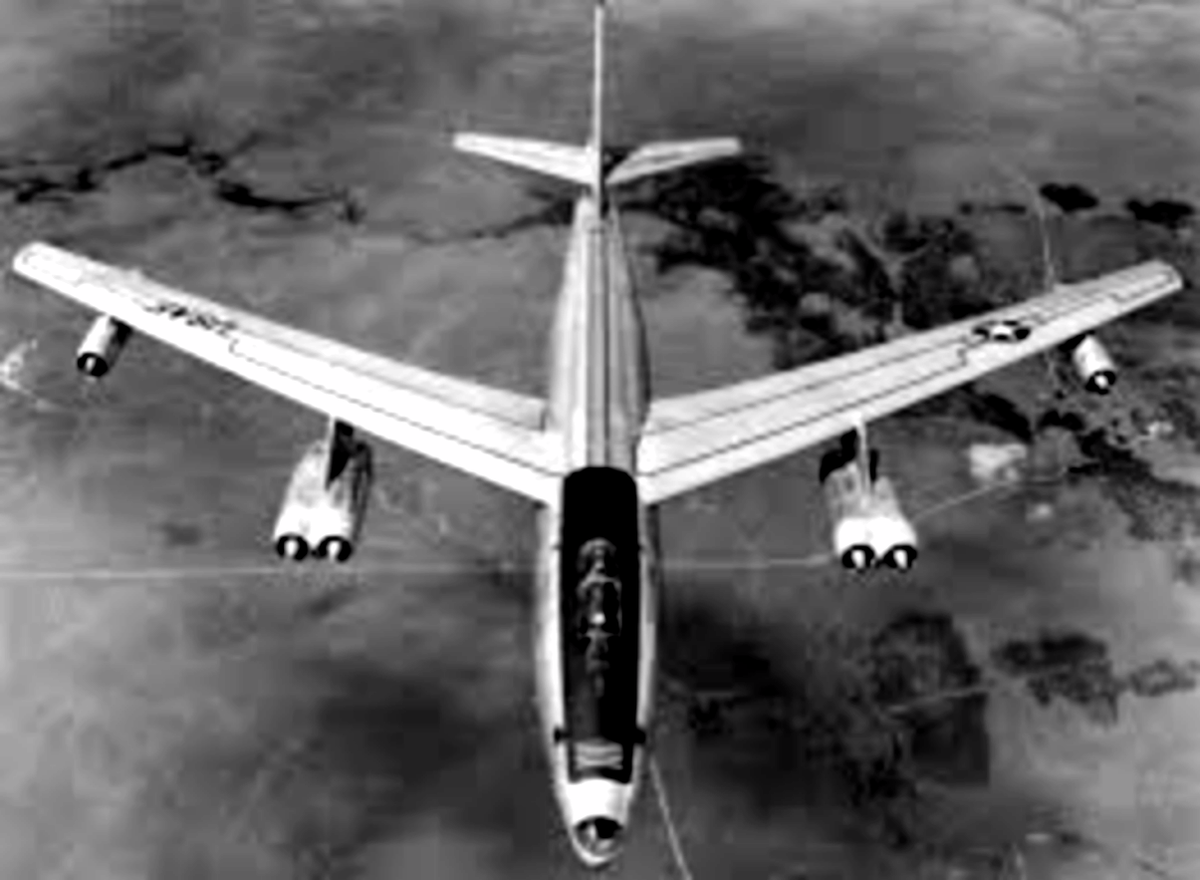 Боинг RB-47E Stratojet   
Что-то они собрали в Швеции, в Финляндии и в приграничных полетах. 8 мая 1954 года Боинг RB-47E Stratojet отправился на фотографирование военных Ровно через два месяца, 1 июня 1960 года. С аэродрома под Мурманском взлетел «Миг-19» капитана Полякова, уже давно давший оценку действиям американцев: «Обнаглели совсем.Пользовались своим преимуществом по высоте и скорости».

В этот раз Боинг RB-47 ушёл в воды Баренцева моря, предварительно отказавшись подчиниться и следовать на аэродром. Был атакован после попытки оторваться от перехватчика в территориальных водах.

Штурман с двумя пилотами оставили самолет. Южнее находился мыс Святой Нос. Это не помогло командиру воздушного судна капитану Палму, умер от переохлаждения. Радиоэлектроники были обречены изначально.

Для «ворон» в самолёте не предусматривались парашюты. Капитан Роуз, лейтенанты Гоуфорт и Филлипс отправились на дно в горящем самолёте вместе со своей радиоаппаратурой.

Второй пилот Олмстед и штурман Маккоун, вместе с телом командира, запутавшегося в стропах и не сумевшего забраться на спасательный плотик, были подобраны советским рыболовным судном.

Вывод следствия: полет «Стратоджета» являлся запланированной акцией шпионажа на стратегически важной территории страны. «RB-47» стартовал с американской базы Брайз-Нортон, расположенной в Англии.

Активность американской авиации в разведдеятельности вдоль границ и на прилегающих к границе территориях проявилась уже весной 1949 года.
 вглубь Ленинградского военного округа. 
Советские миги, слегка повредив обшивку фюзеляжа, своими трассерами указали дорогу на выход, но сбить не смогли. Каждый член экипажа отличившегося RB-47E получил по два креста «За летные боевые заслуги».

Самолет-нарушитель сбежал в финскую Лапландию, а оттуда на свою авиабазу в Англию. ВВС США, в дальнейшем, стали использовать «Систему IV».

Так назывался самолет-разведчик Lockheed U-2, с фотокамерой и 11-ю радиоприемниками, уже опробованный над советскими морскими учениями в Баренцевом море. Уже в 1957-58 гг. он уже поработал на ЦРУ.

Мы уже знаем историю Гарри Пауэрса, сбитого на этом самолёте 1 мая 1960 года над территорией СССР. Для западной границы от Кольского полуострова до республик Прибалтики требовалась новая система ПВО.
