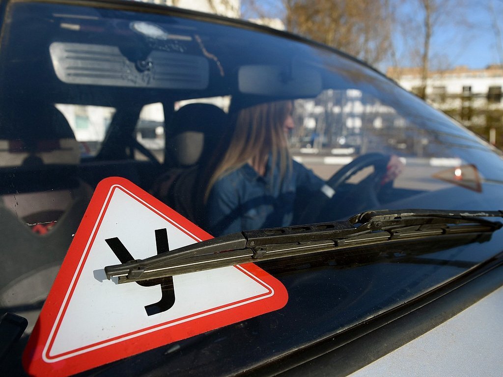 Знак "У" на автомобиле. Источник: Яндекс Картинки.