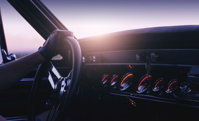 Водим в перчатках