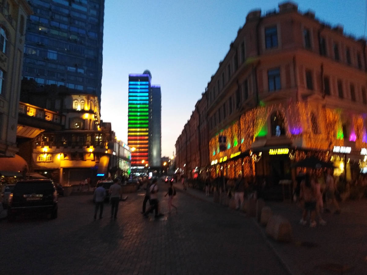 Это были первые выходные в Москве. Я полюбила этот город ровно настолько,насколько испытывала чувства к Лёше.(очень)