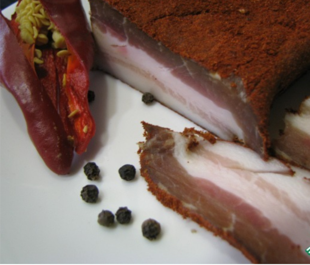 Свежее сало посоленное с чесноком ,приправами и перцем.