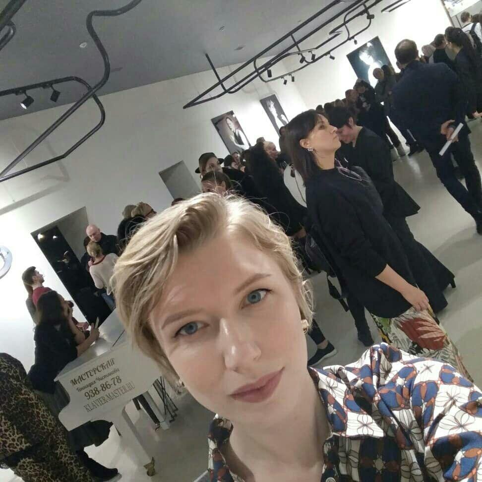 Это я на выставке Олега Доу в Arts Square Gallery (Петербург)