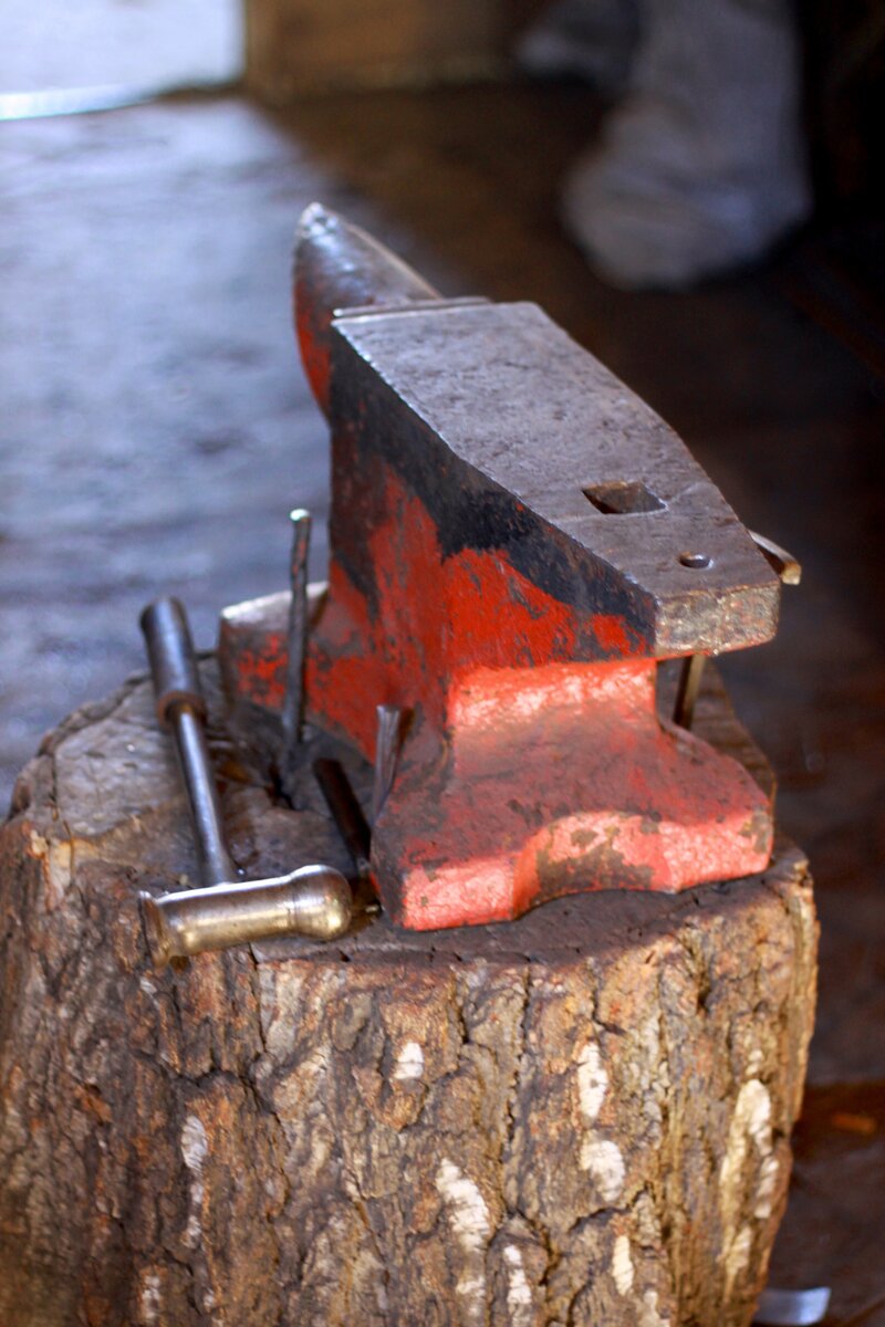 Эти наковальни тоже с металлоприемки...